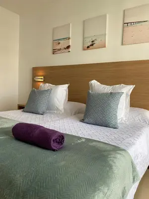 Cama o camas de una habitación en Ikebana Suite - Modern Apartment with Parking & Swimming Pool