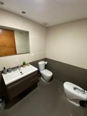 Un baño de Ikigai Suite - 6p Modern Apartment with Parking & Swimming Pool