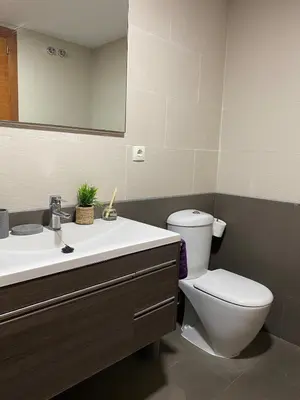 Un baño de Ikigai Suite - 6p Modern Apartment with Parking & Swimming Pool