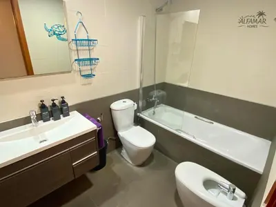 Un baño de Bali Suite - Modern Apartment with Parking & Swimming Pool