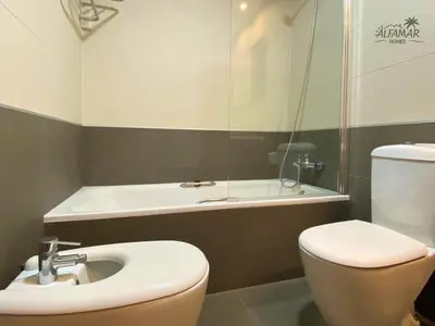 Un baño de Yasumi Suite - 4p Modern Apartment with Parking & Swimming Pool