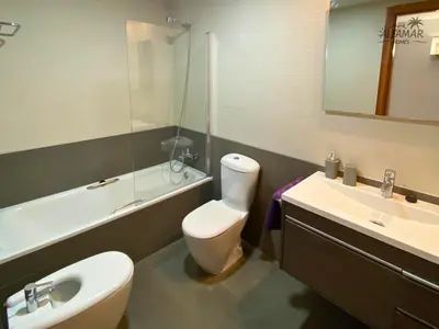 Un baño de Yasumi Suite - 4p Modern Apartment with Parking & Swimming Pool