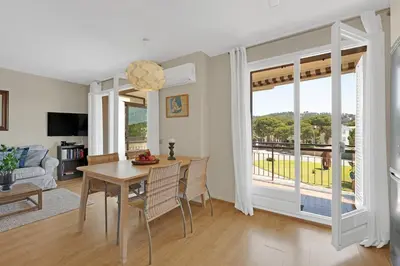 Una televisión o centro de entretenimiento en Apartment in Calella de Palafrugell with a pool and parking