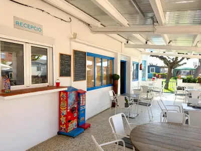 Un restaurante o sitio para comer en Camping Costa Dorada Tienda Aura