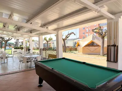 Mesa de billar en Camping Costa Dorada Tienda Aura