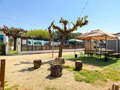 Jardín al aire libre en Camping Costa Dorada Tienda Aura