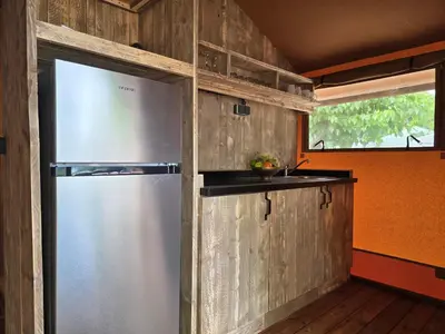 Una cocina o zona de cocina en Camping Costa Dorada Tienda Aura