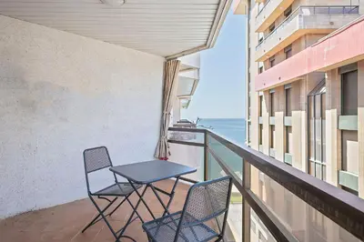 Un balcón o terraza de Piso familiar con piscina frente al mar