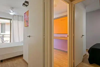Cama o camas de una habitación en Piso familiar con piscina frente al mar