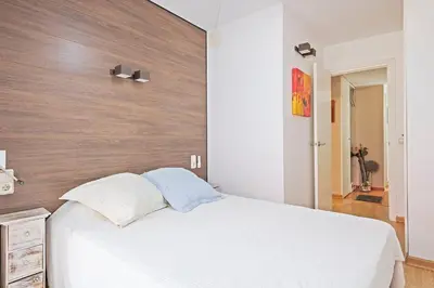 Cama o camas de una habitación en Piso familiar con piscina frente al mar
