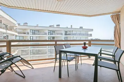 Un balcón o terraza de Piso familiar con piscina frente al mar