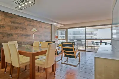 Zona de estar de Piso familiar con piscina frente al mar