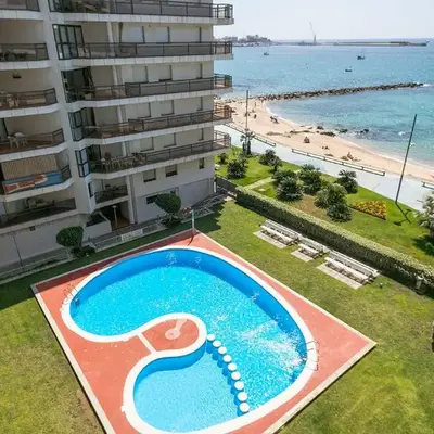 Piso familiar con piscina frente al mar