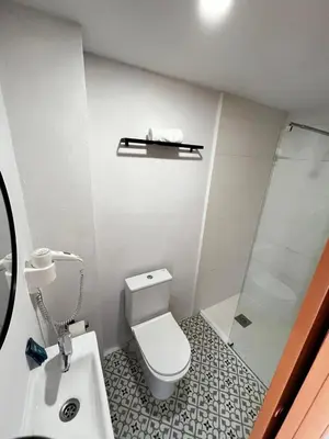 Un baño de Hostal Blanc Lloret