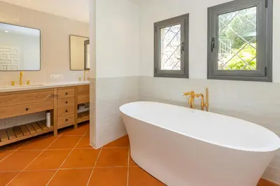 Un baño de Casa con piscina privada vistas al mar