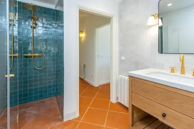 Un baño de Casa con piscina privada vistas al mar