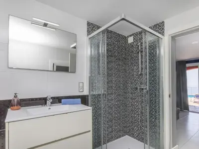 Un baño de Holiday Home Solar by Interhome