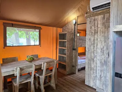 Una cocina o zona de cocina en Camping Costa Dorada Tienda Lua