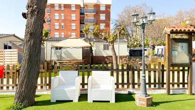 Jardín al aire libre en Camping Costa Dorada Tienda Lua