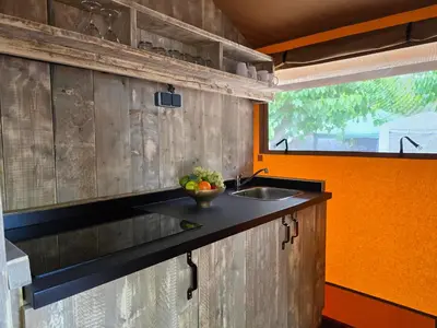 Una cocina o zona de cocina en Camping Costa Dorada Tienda Lua