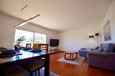 Una televisión o centro de entretenimiento en V&V LLORET-Villa Sunrise preciosa villa con piscina privada