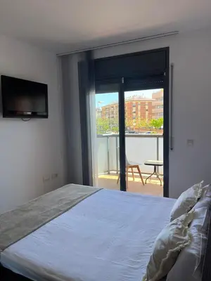 Cama o camas de una habitación en Apartamento con piscina a pasos del mar