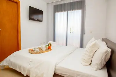 Cama o camas de una habitación en Apartamento con piscina a pasos del mar