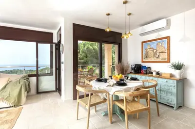 Zona de estar de Sea View Pool 2km to Beach Cala Canyelles Fully Air Conditioned King Queen Quality Beds BBQ
