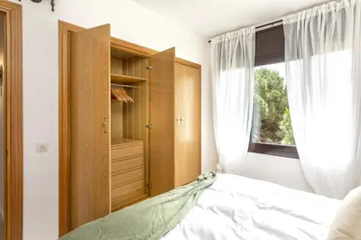 Cama o camas de una habitación en Sea View Pool 2km to Beach Cala Canyelles Fully Air Conditioned King Queen Quality Beds BBQ