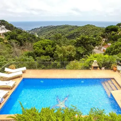 Sea View Pool 2km to Beach Cala Canyelles Fully Air Conditioned King Queen Quality Beds BBQ