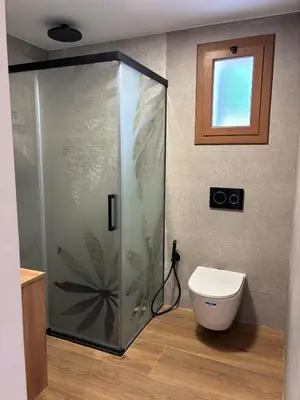 Un baño de House with ocean and mountain views