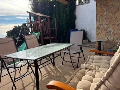 Un balcón o terraza de House with ocean and mountain views