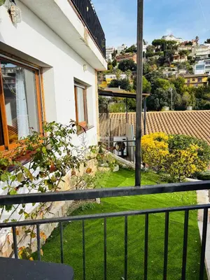 Jardín al aire libre en House with ocean and mountain views