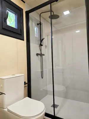 Un baño de Costa Dorada Tiny Amaia