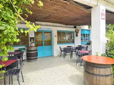 Un restaurante o sitio para comer en Costa Dorada Tiny Amaia