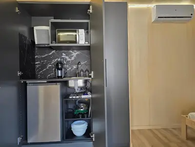 Una cocina o zona de cocina en Costa Dorada Tiny Amaia