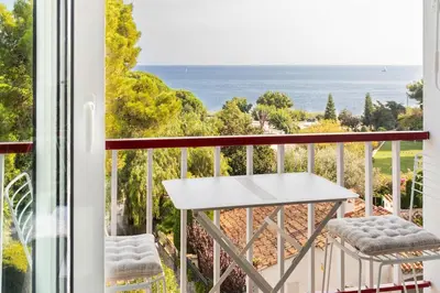 Un balcón o terraza de SeaSunSand Apartment