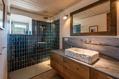 Un baño de Ola Living Playa del Castell