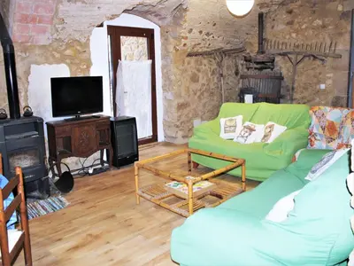 Una televisión o centro de entretenimiento en Holiday Home in Catalonia near Cala Pedrosa Beach