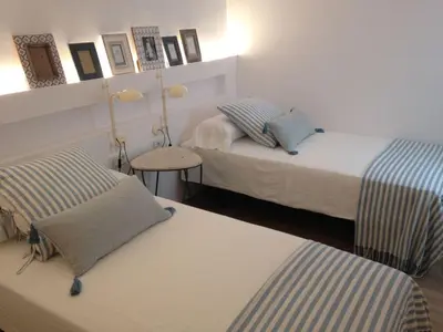 Cama o camas de una habitación en Apartamento para familias muy cerca de la playa