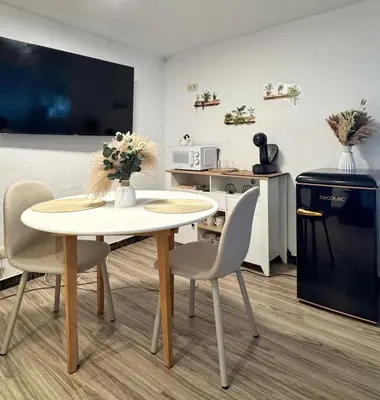 Una televisión o centro de entretenimiento en Apartamento independiente con piscina