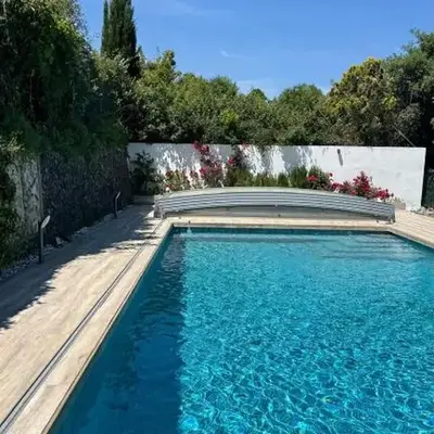 Apartamento independiente con piscina
