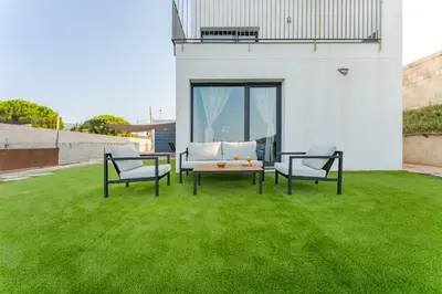 Un patio o zona al aire libre en Piscina & BBQ | Cerca Costa Brava