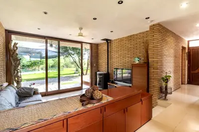 Una televisión o centro de entretenimiento en Can Noguer – Casa con piscina y jardín