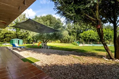 Jardín al aire libre en Can Noguer – Casa con piscina y jardín