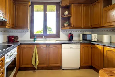 Una cocina o zona de cocina en Can Noguer – Casa con piscina y jardín