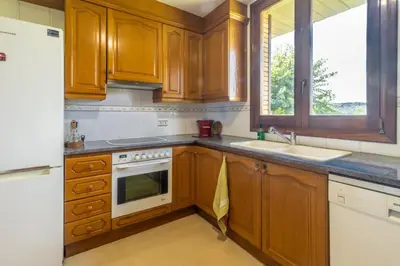 Una cocina o zona de cocina en Can Noguer – Casa con piscina y jardín