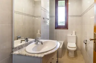 Un baño de Can Noguer – Casa con piscina y jardín
