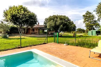 Piscina en o cerca de Can Noguer – Casa con piscina y jardín