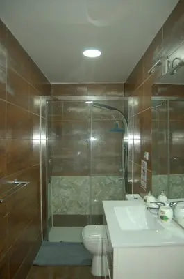 Un baño de casa vacacional con piscina privada